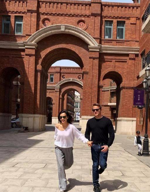 米雅和爱登轮番抢镜当"小灯泡"_罗伯特_一家_照片