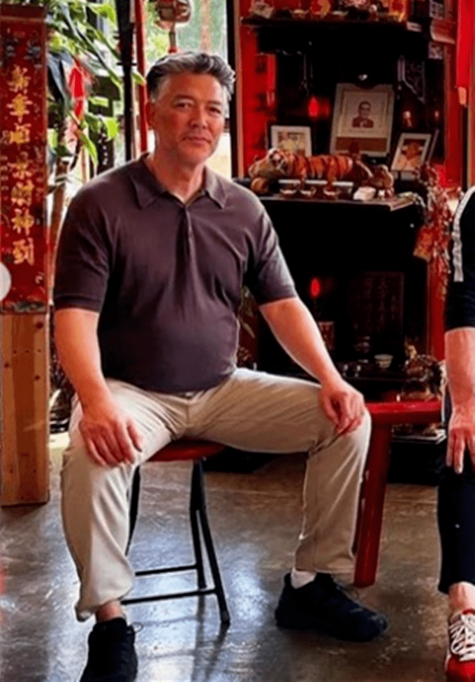 大哥肚腩抢镜三弟满头白发,二哥仍有型_王盛德_视频_社交