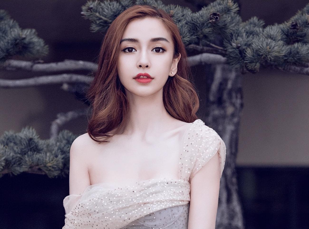 黄晓明被曝摸新女友屁股,浪漫约会同居,女方曾和baby合照长很像_杨颖