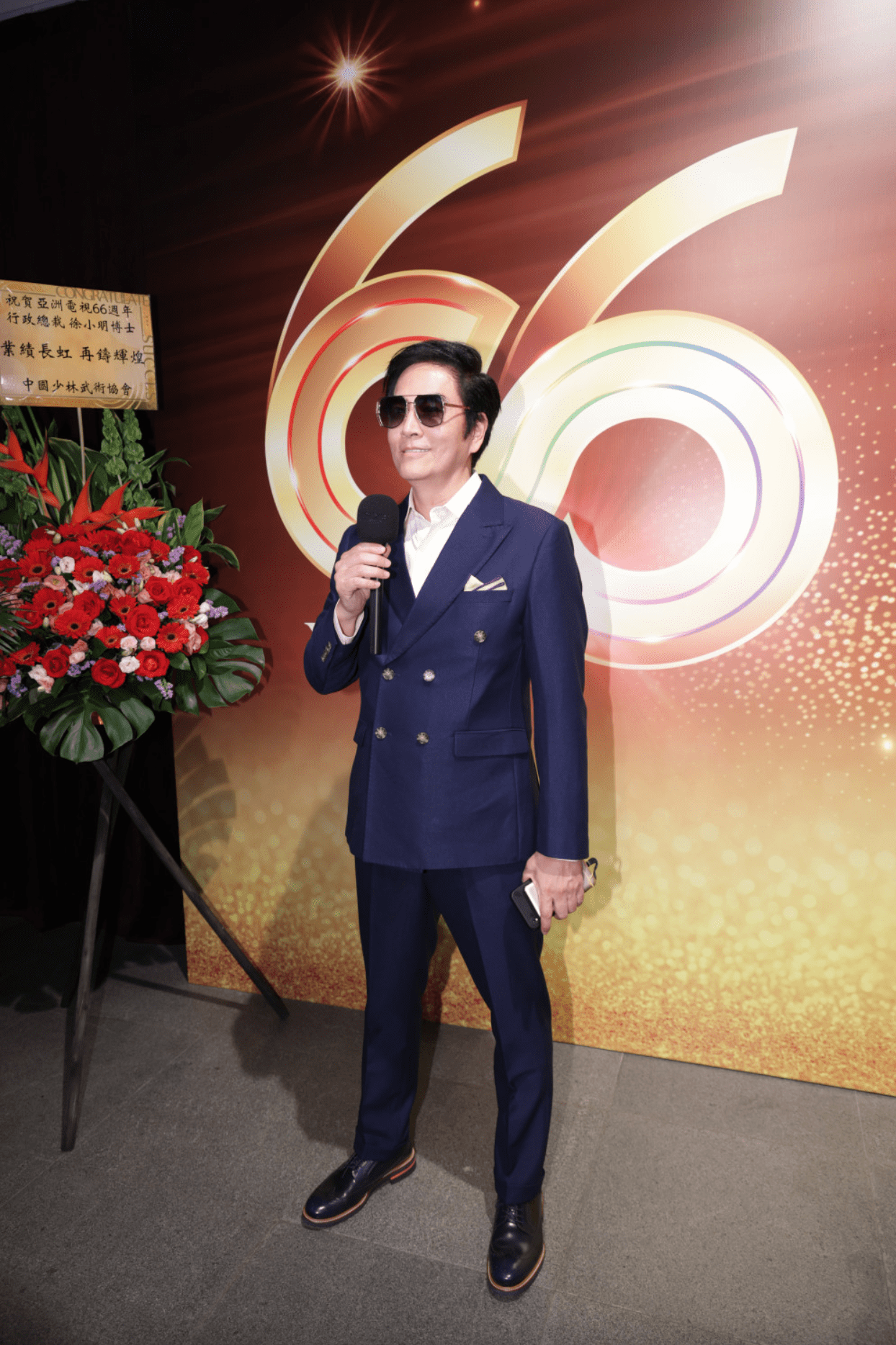 61岁陈庭威出席亚视台庆,穿西装戴墨镜有型有款,自曝未婚仍单身_香港