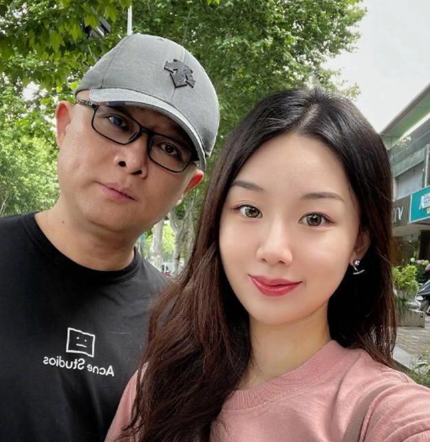 孟非晒与24岁女儿苹果合照被催婚!