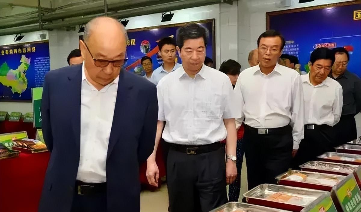 双汇"太子"揭发81岁亲爹,与小36岁的秘书姘居20年,偷生一女_万隆_漯河