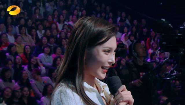 美女当众表白《天天向上》导演,谁注意到王一博的表情?