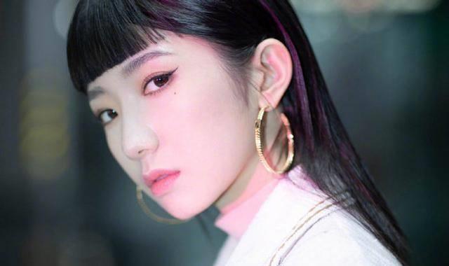 孟美岐齐刘海出活动!粉色麂皮外套 网格内搭,个性十足!