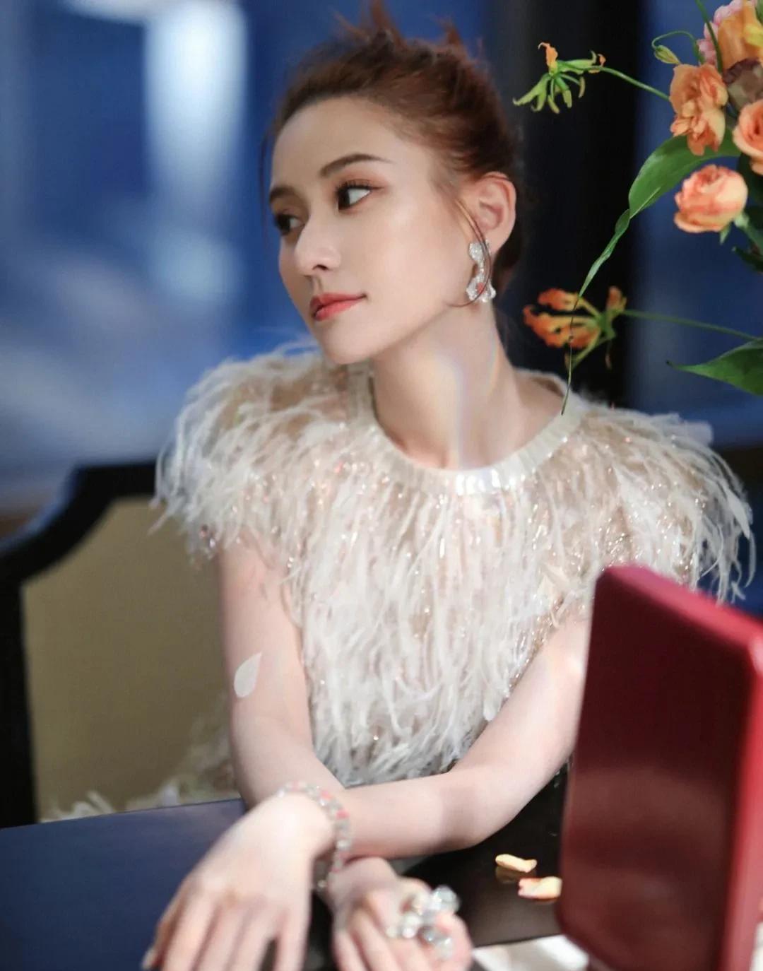 何超莲四月新娘穿"珍珠世界里的爱马仕",其中一款来到小县城_海螺