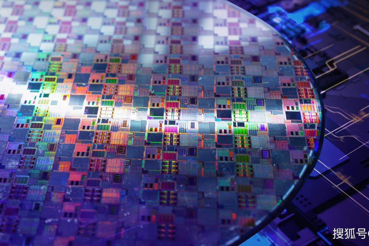 后摩尔定律时代新赛道——硅光子芯片技术！_搜狐网