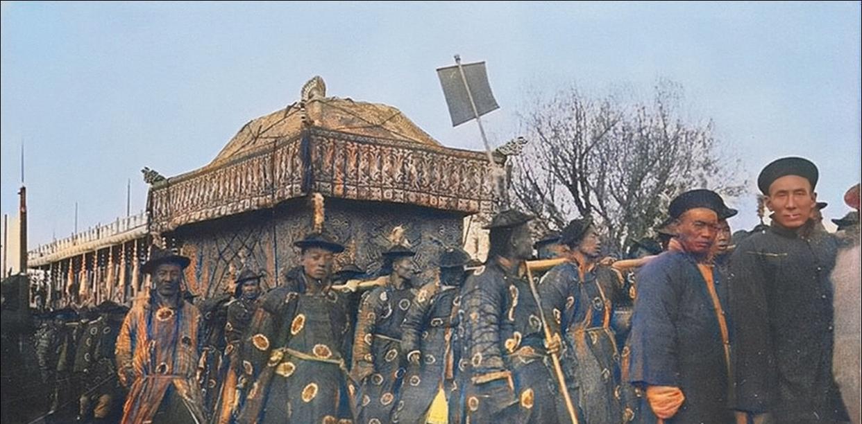 十分肃穆的状态之中,按照慈禧太后的安排,李莲英一手操办了她的葬礼