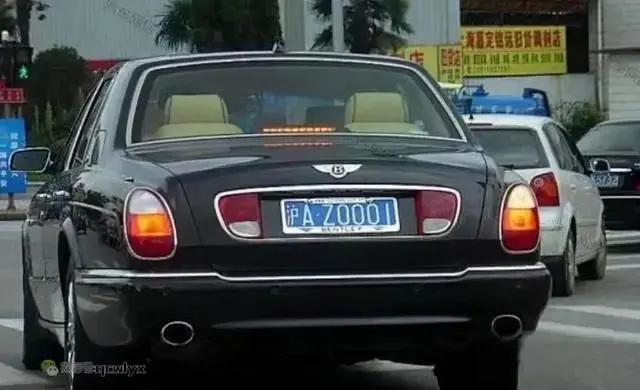 1986年11月,中华人民共和国第一块私家车牌"沪az0001"在上海诞生,上海