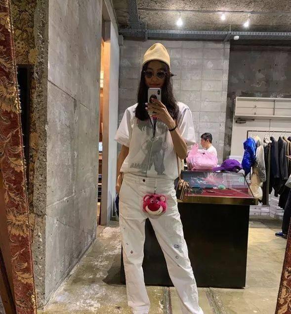 女明星上脚丨杨颖上脚yeezy粉满天星,邓紫棋依旧最爱aj1!