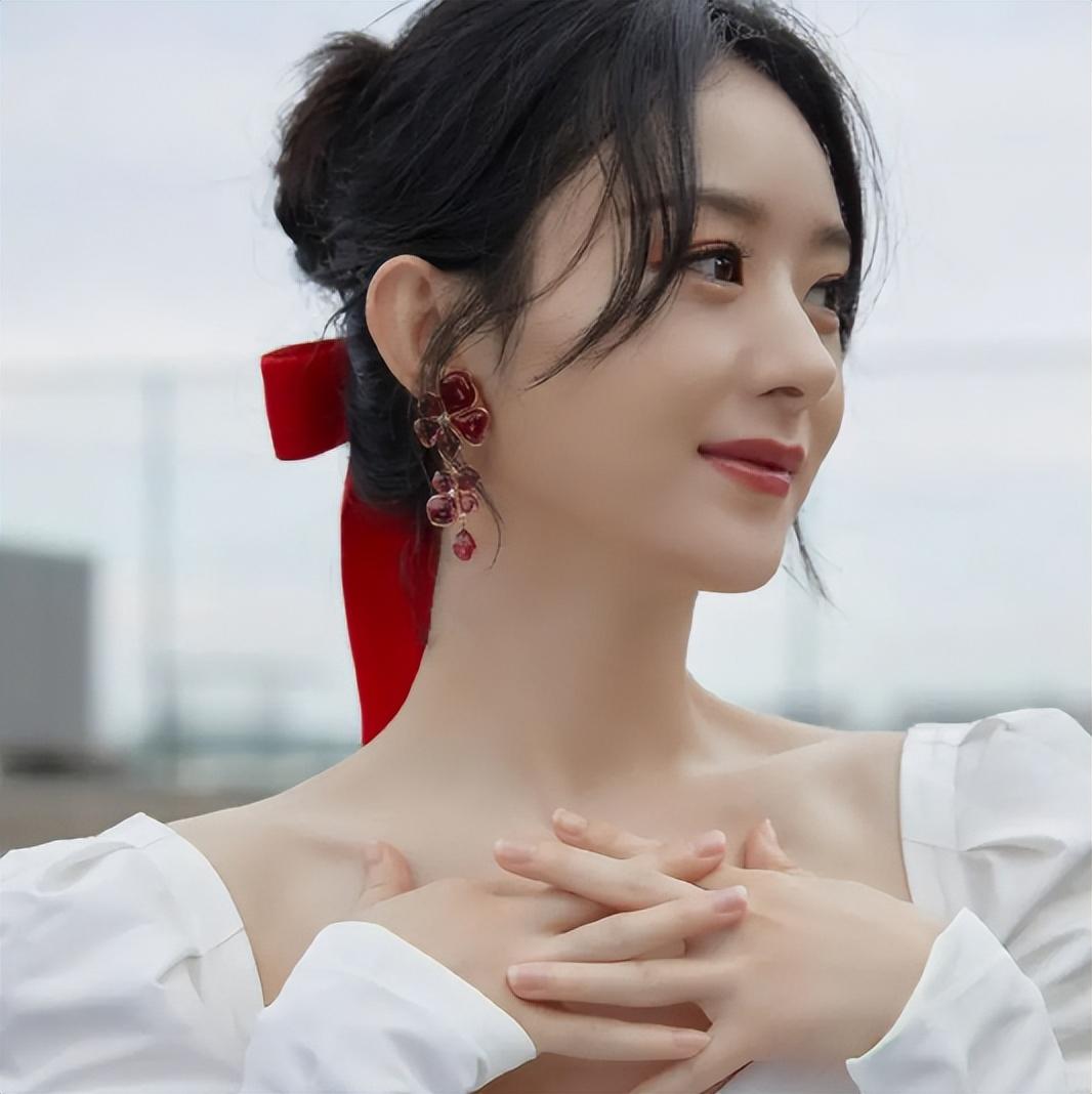 打扮粉嫩似学生,贴心准备婴儿车_冯绍峰_杨幂_小时候