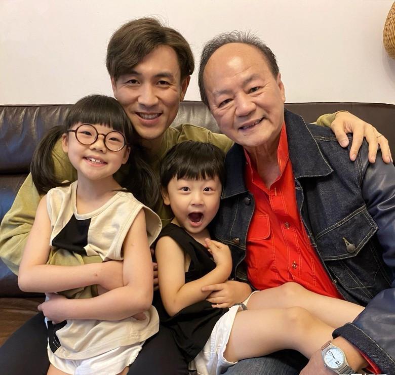 曝光的合影中,狄龙(原名谭富荣)祖孙三代罕见同框,狄龙让孙子坐在自己