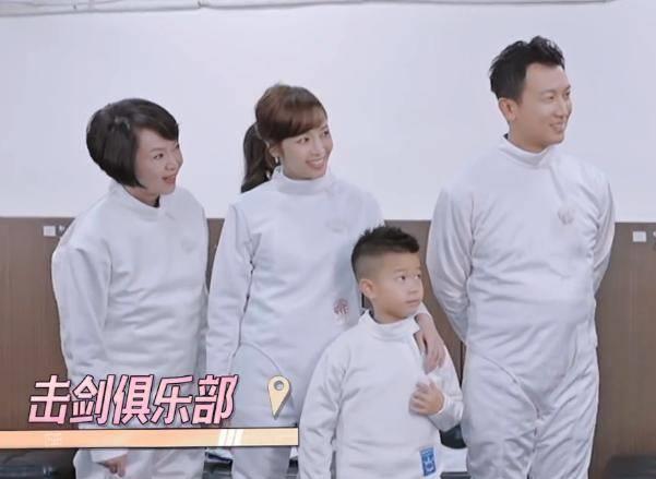 难怪侯佩岑很少带儿子出镜,当孩子笑咧开嘴,导演都不想多给镜头_妈妈