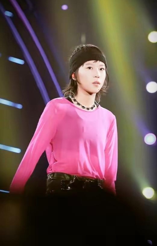 王菲女儿窦靖童认真穿衣打扮,其实还挺精致耐看,看上去很乖巧的女生