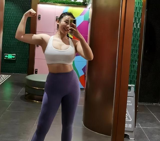 28岁张曼源晒旗袍照,体重150斤仍有性感身材,热爱健身笑容甜美_马里奥