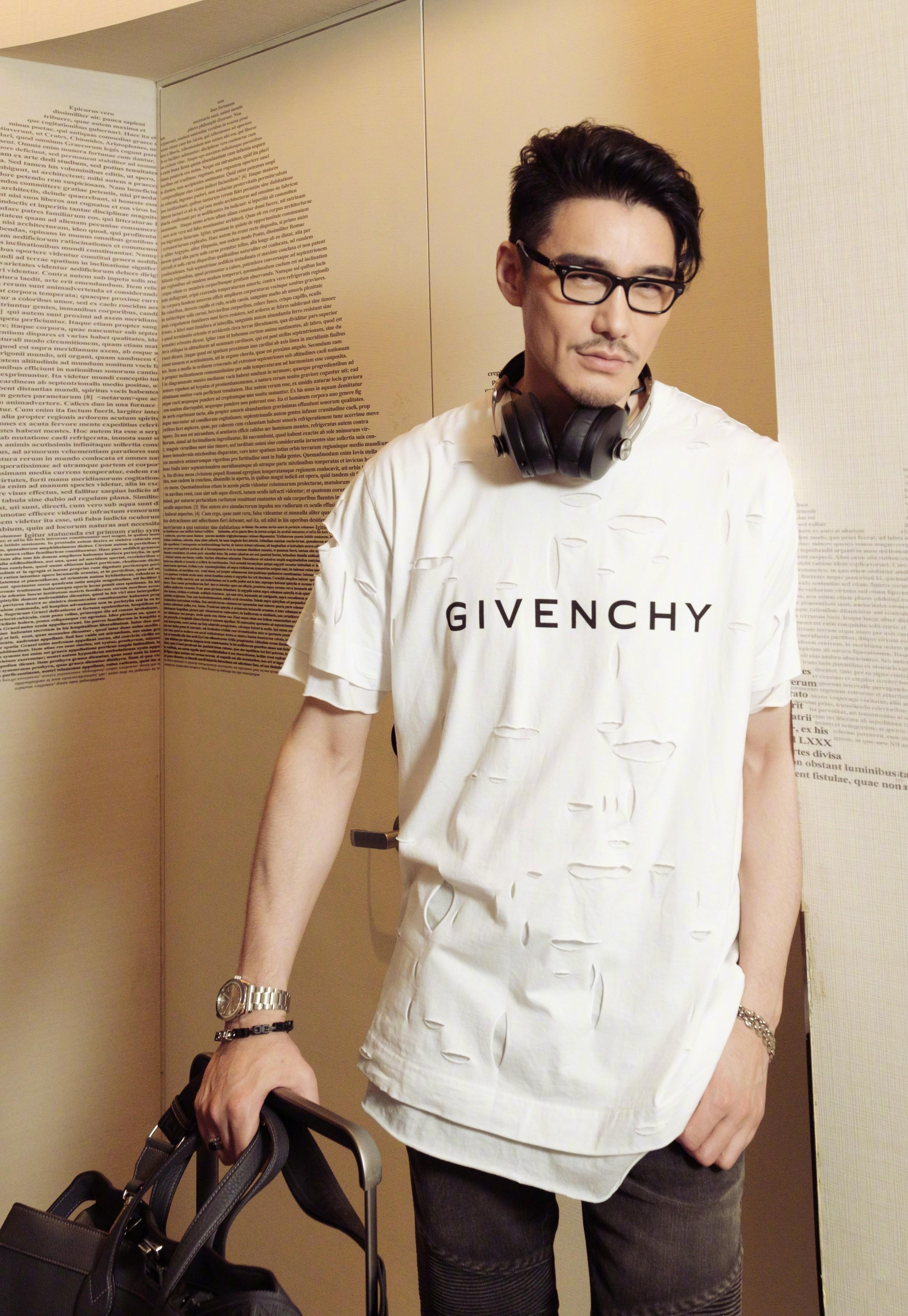 不论是在影视作品中还是在现实生活中,胡兵都给人一种成熟却不失精致