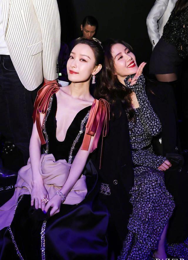 倪妮走红毯就没输过,穿深v复古裙秀锁骨,再次同框刘诗诗真养眼_丝绒