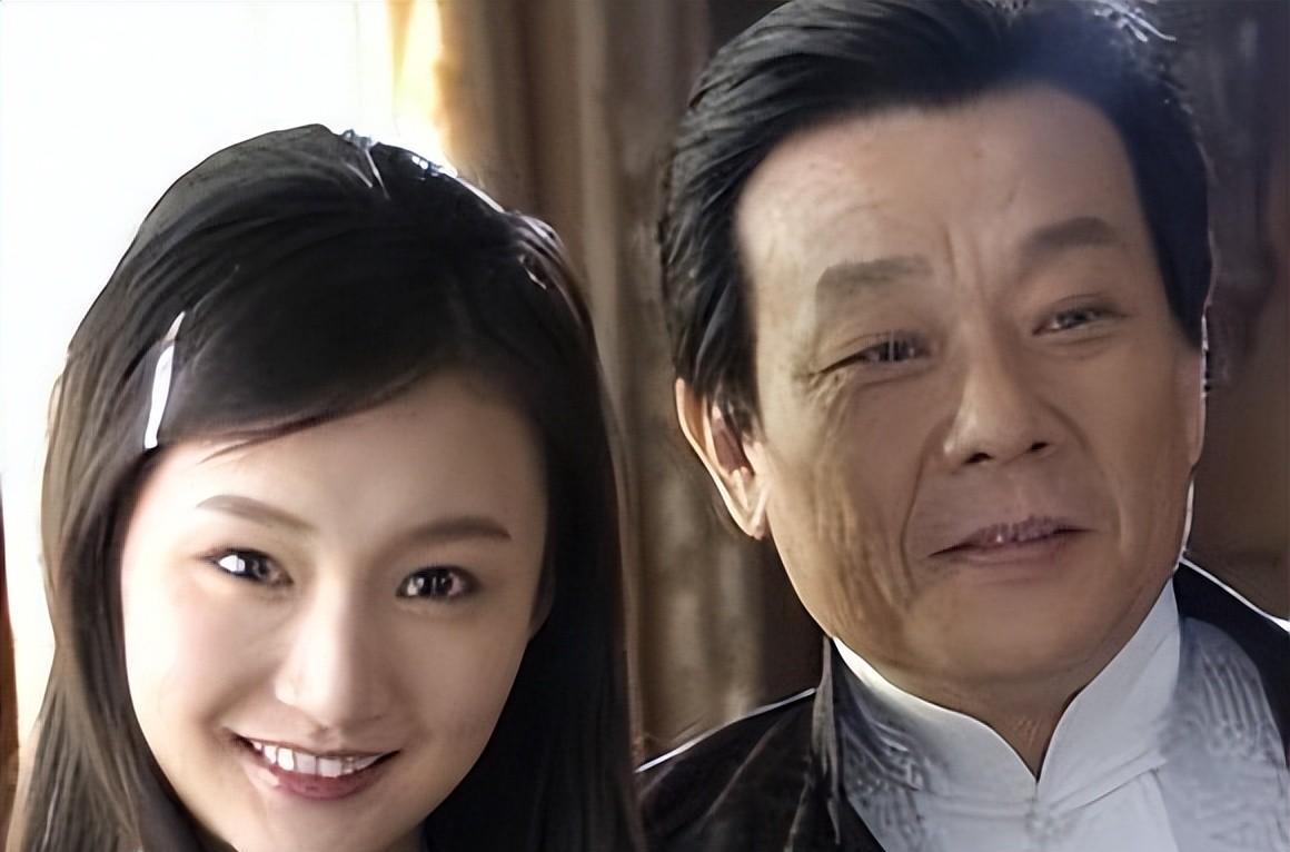 鸡飞狗跳的共处在情人徐丹黎的撺掇下,寇世勋带着她回到了家,并让情人