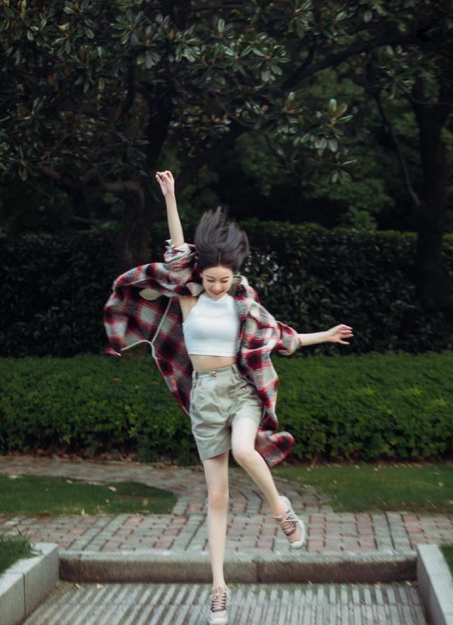 倪妮被医护人员感动落泪,齐颈短发蓝色西装配短裤,清爽减龄_晚会_造型