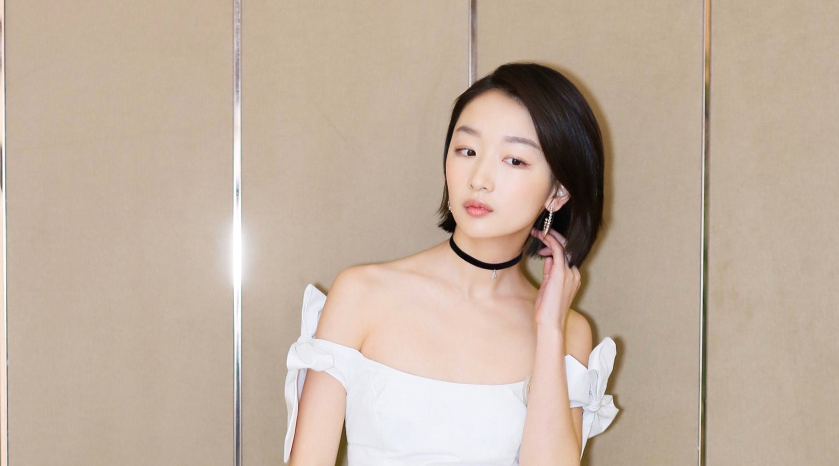 就说大家都知道的冬雨叔叔可以说是明星圈里平胸的典范这妞妞穿衣就很