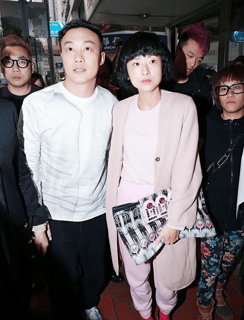 徐濠萦染满头绿发好前卫,与女儿现身河边遛狗,19岁陈康堤身高与母亲持