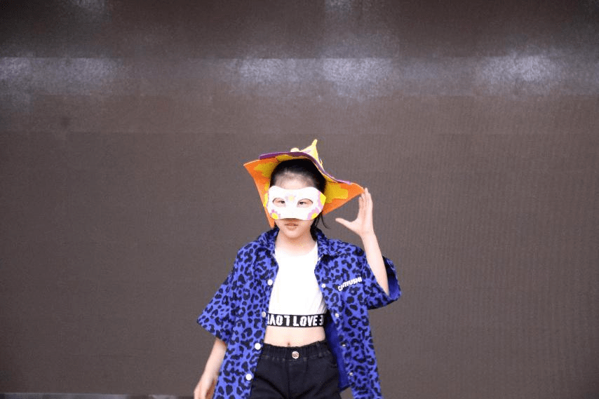 他们还带来了用数学元素——对称,进行的创意t台秀表演,都给数学罩上