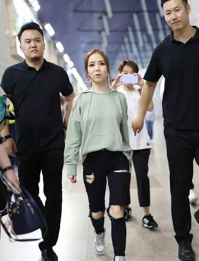 女明星上脚丨杨颖上脚yeezy粉满天星,邓紫棋依旧最爱aj1!
