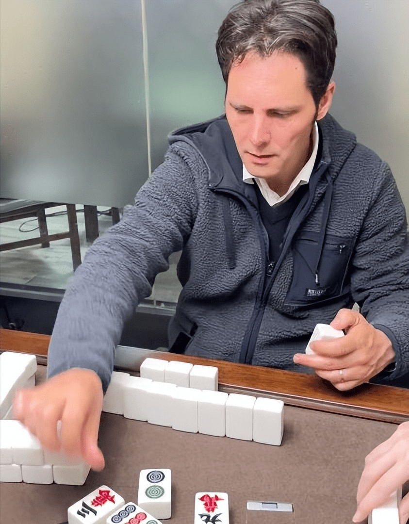 洋女婿打麻将手忙脚乱,牌还没理伸展别人就和牌了:直接懵圈!