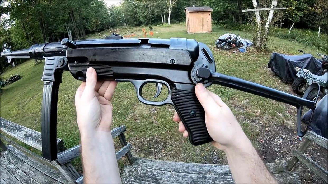 德国mp40冲锋枪是二战期间纳粹德国的一种经典冲锋枪,被广泛用于各个