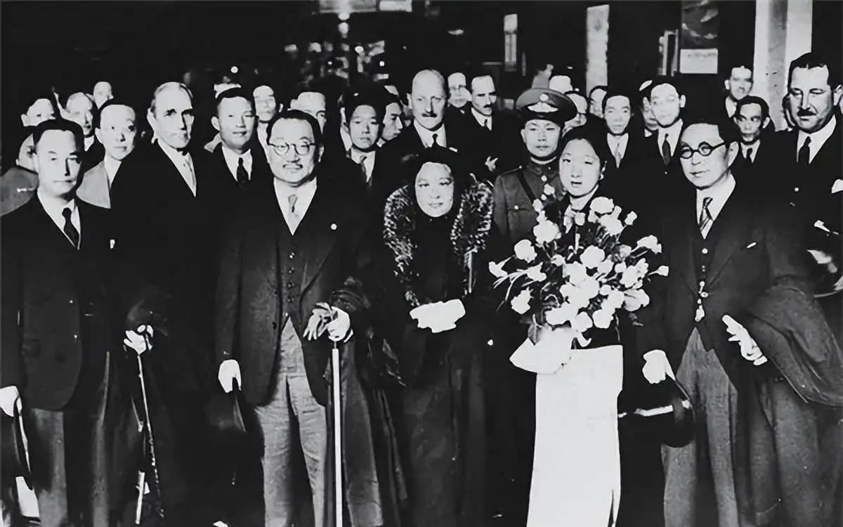 一嫁首富之子,二嫁小17岁孔令侃,无儿无女丈夫宠成宝_白兰花_盛升颐