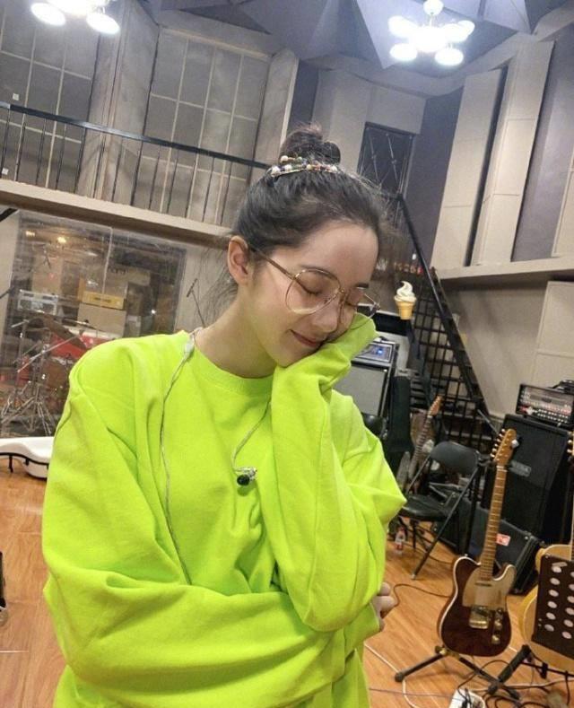 欧阳娜娜18岁最后美照好节约,450卫衣戴3个150发夹,美得认不出_衣品上