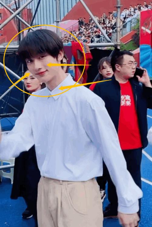 就连上面的褶皱也看起来十分完美,可以看到丁程鑫在参加学校活动的生