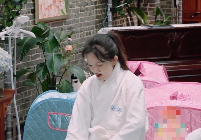 妻子团准备去汗蒸,其他人都戴羊角帽,谢娜与众不同,太少女了_图片