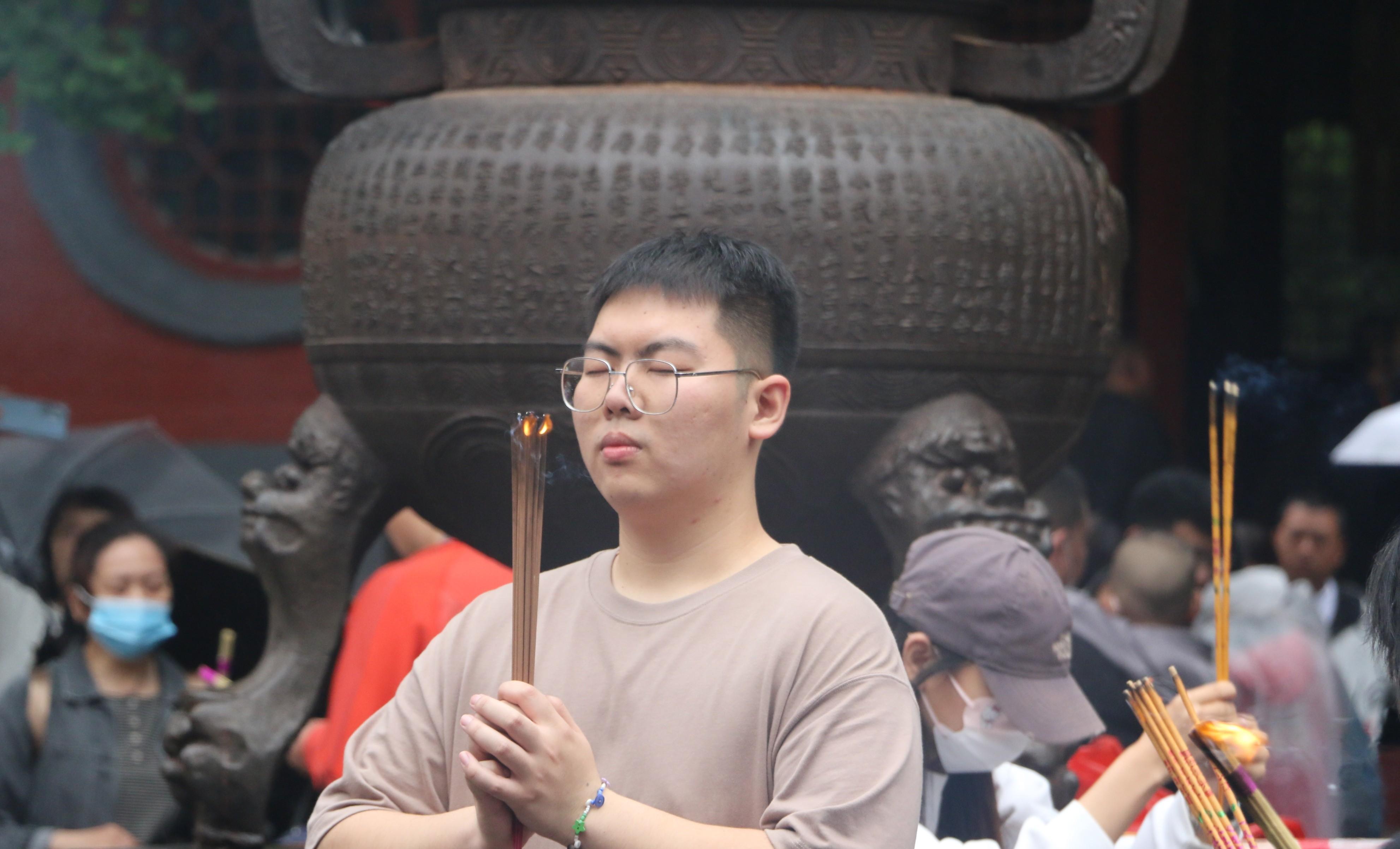 寺庙里烧香拜佛,已成为年轻人的旅行日常_白马寺_香火_香客