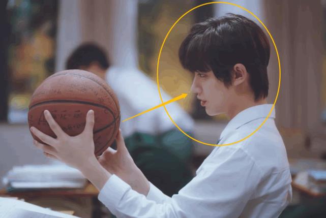 白衬衫学长来了,丁程鑫高中毕业照生图,这张脸是谁心中的白月光_穿着