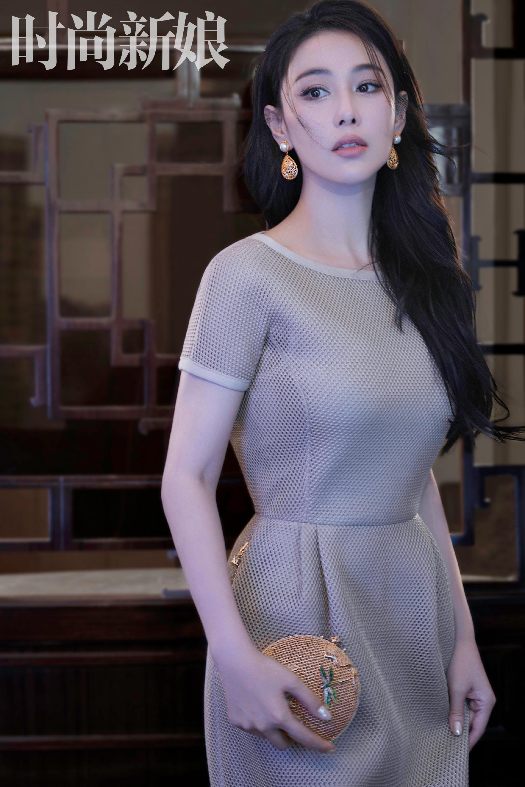 张馨予登《时尚新娘》封面,穿深v婚纱,牛仔胸衣,大秀傲人身材_连衣裙