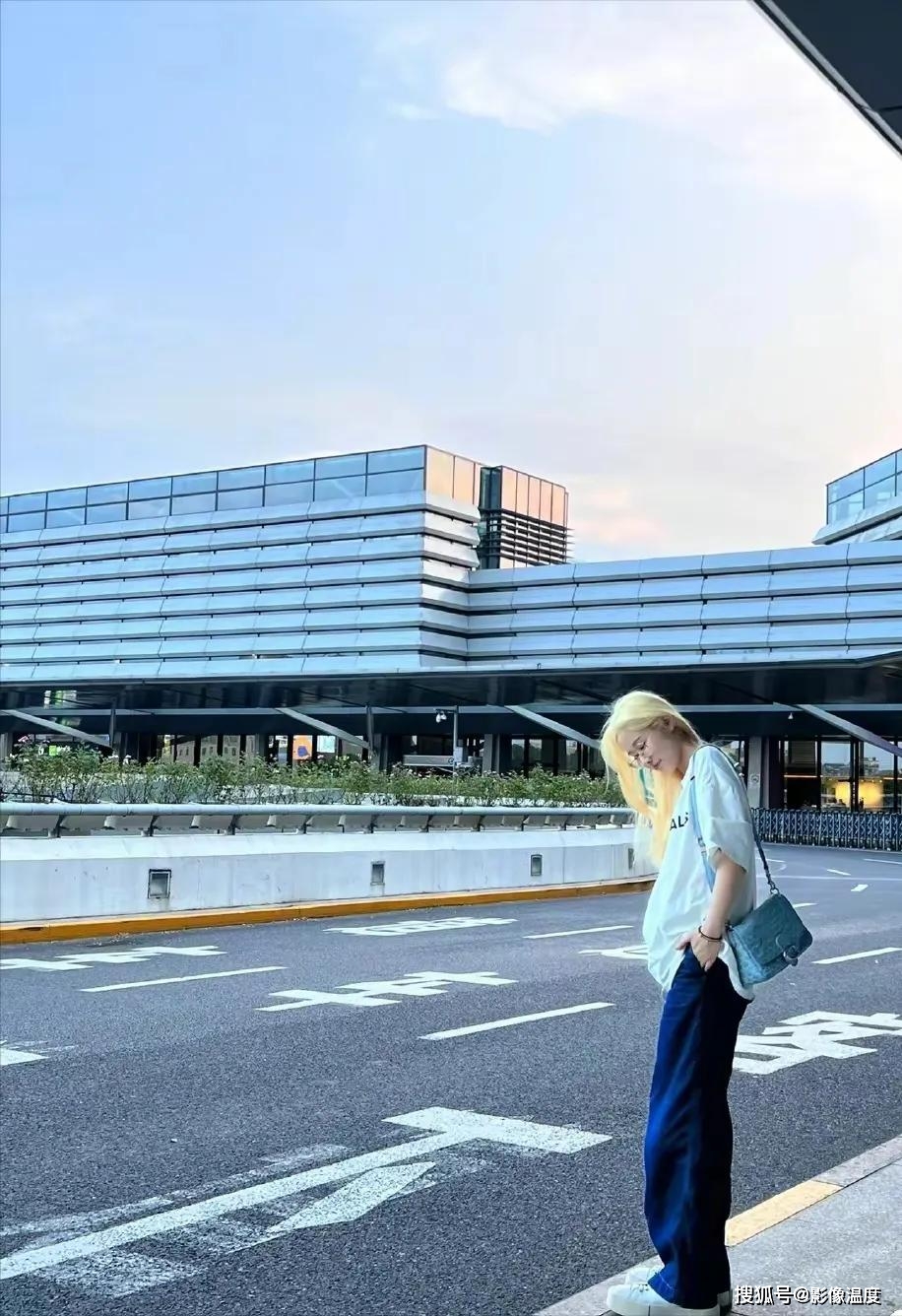 22岁毕业后就进入湖南卫视成为主持人,主持过《新闻大求真》《歌手当