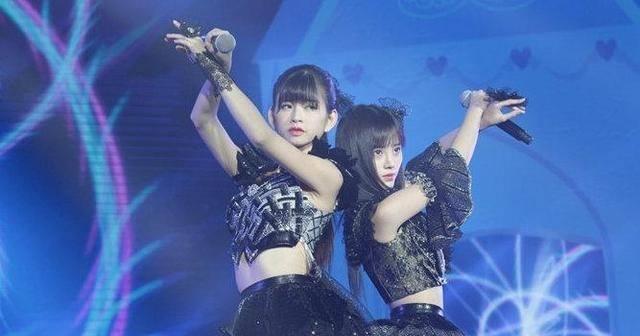 前队友晒与鞠婧祎合影,谁注意鞠婧祎手的位置,关系好坏一目了然