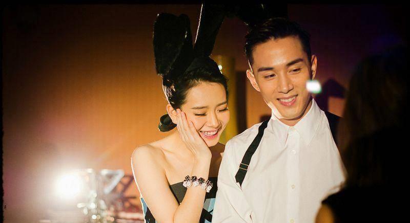 霸气和独具个性的女性,就在两人公开恋情后的同年,李承铉就向戚薇求婚