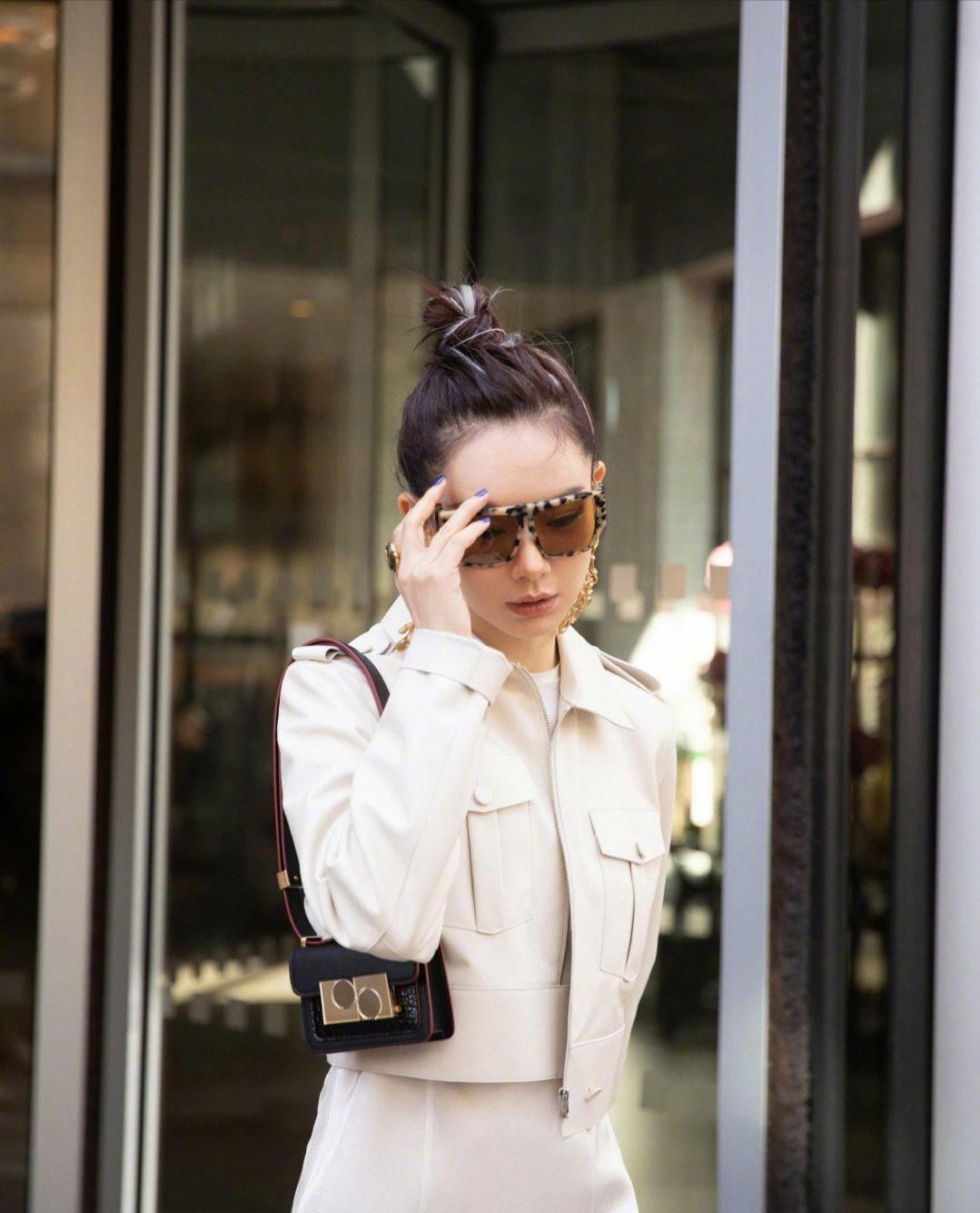 因为戚薇给大众的都是非常另类而个性的服装,这种正式的衣服,让她拥有