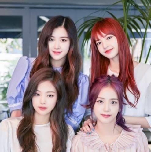 粉墨与萌德的新合照,这一次blackpink全员是"大姐姐