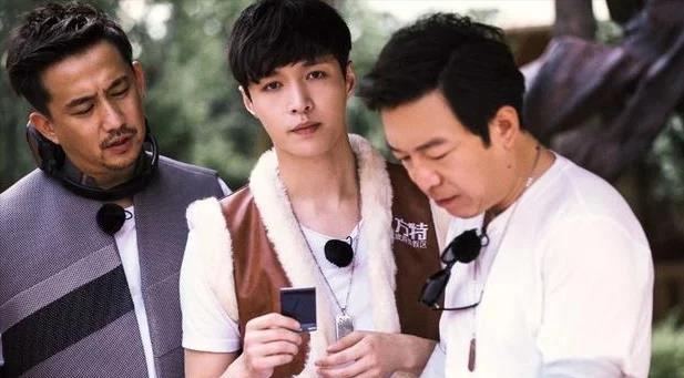 张艺兴拉着黄渤黄磊开公司做老板,王迅还在被浇洗脚水,差距明显