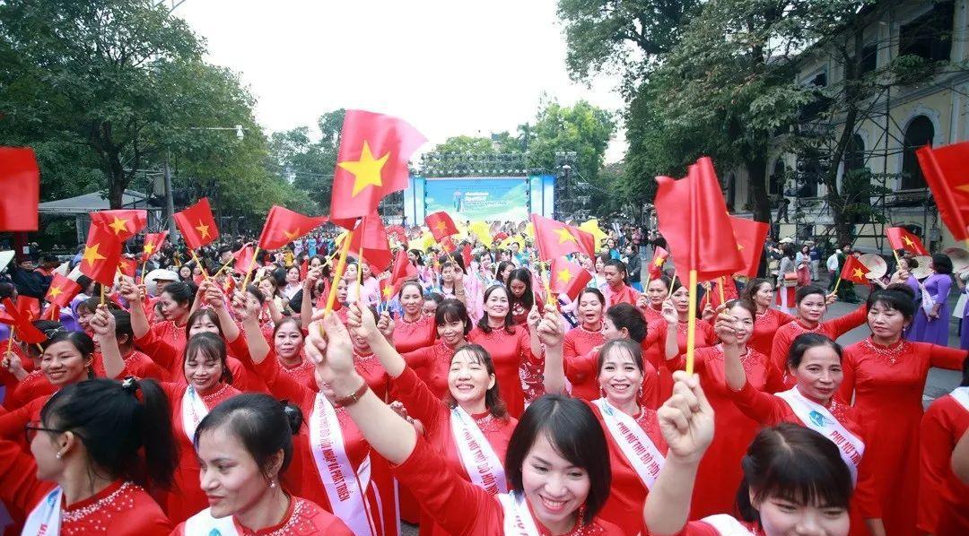 河内100多名女学生参加"奥黛旅游河内节2023"2023年5月4日下午,河内市