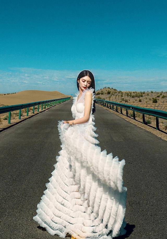 女星穿蛋糕裙,柳岩平平无奇,袁姗姗软糯,李宇春赢了所有人?