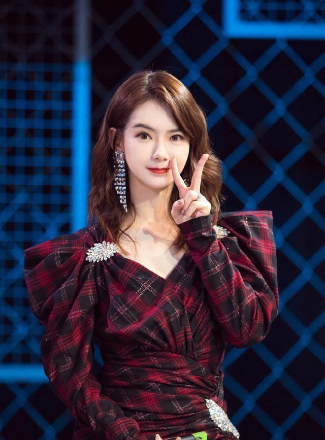 戚薇告诉你,现在耳环越大越好看!_脸型_造型_圆盘