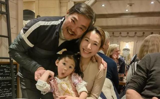 百亿阔太李美慧,晒一家人滑雪照,大25岁老公老当益壮_疫情_婚姻_旅游