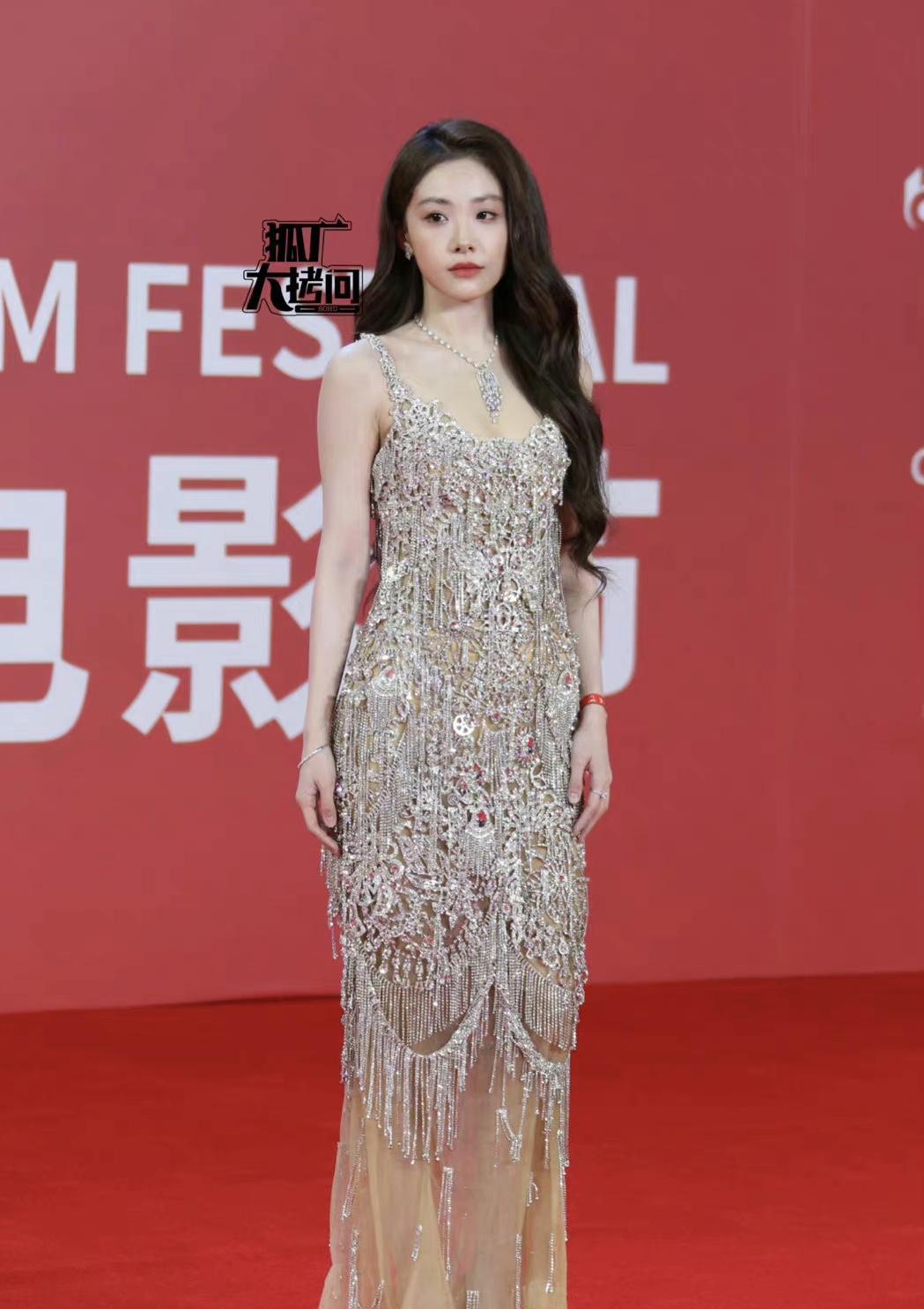 喻言穿着一件银色的裘皮大衣,一眼就能看出他的容貌,再搭配上夺目的