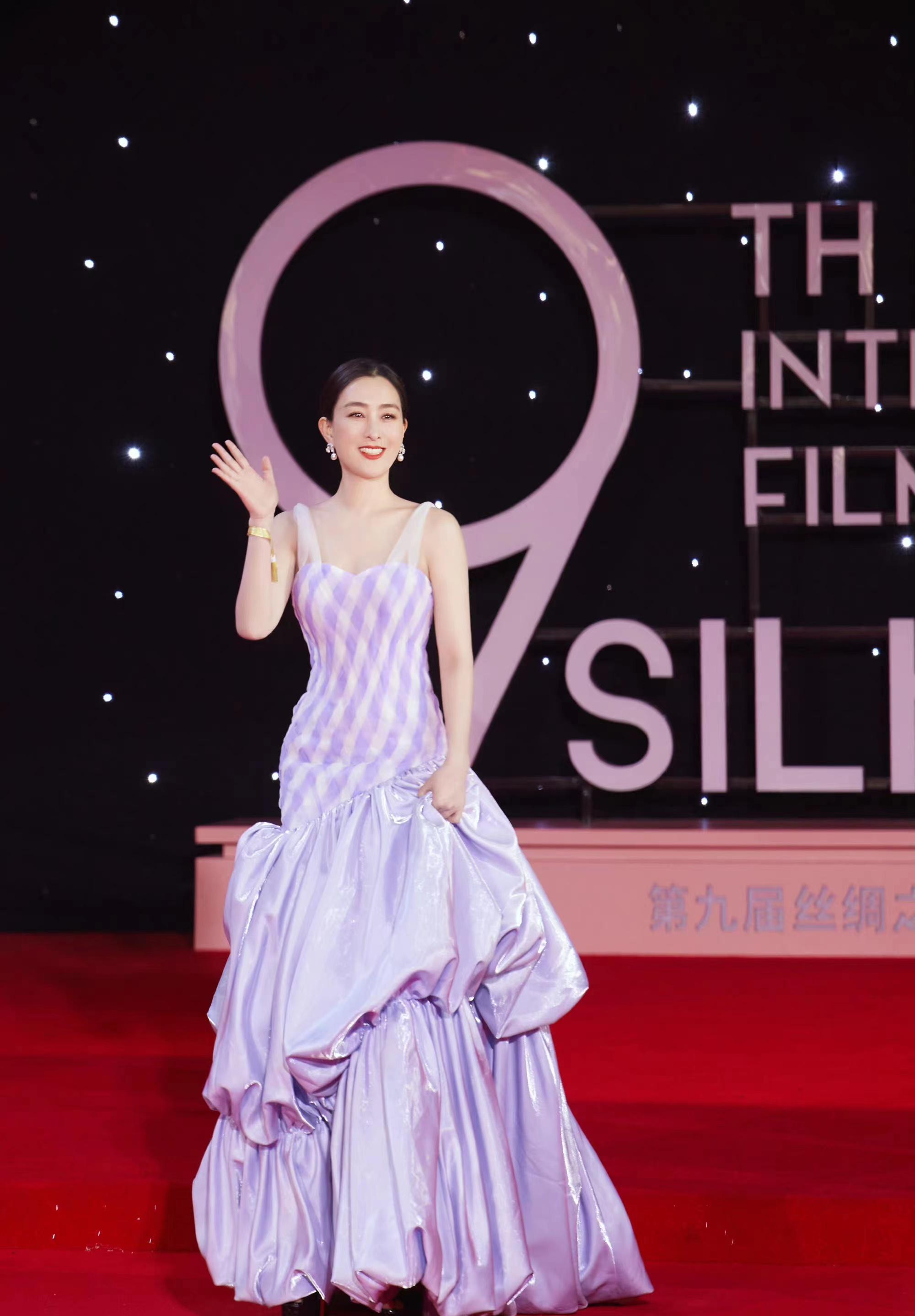 马苏电影节闭幕式走红毯,身着香芋紫露肩长裙清新优雅减龄!