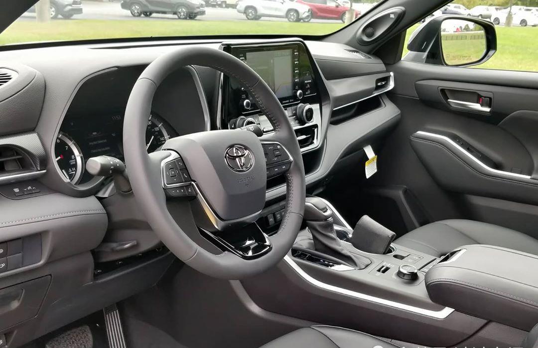 全新丰田汉兰达xse实拍,前脸像灭霸,采用很个性化的设计_搜狐汽车