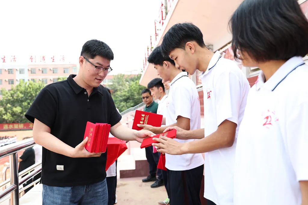 衡水二中举行升国旗仪式暨优秀生表彰大会_邹涛_国歌_奖品