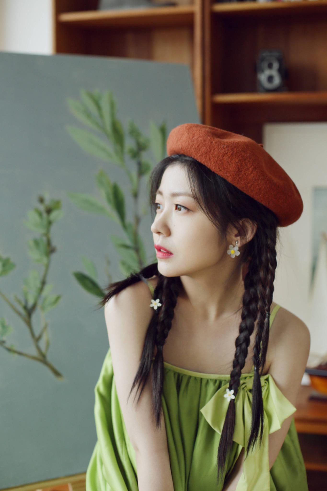 赖美云mv拍摄,印花字母抹身材裙前短后长,头发长度到腿了_造型_娃娃脸